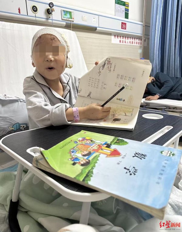 普患配资 “7岁男孩放学途中遭3犬撕咬”引关注 母亲讲述经过：孩子休学1年，即将第6次手术