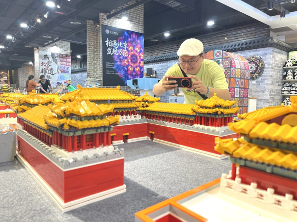 易富配资 打造沉浸式文化新场景 “北京文创 礼遇京城”文化市集亮相王府井书店