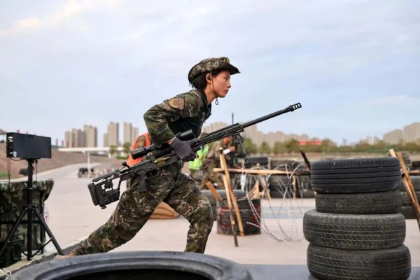 百进配资 霸气！中国女狙击手亮相国际赛场
