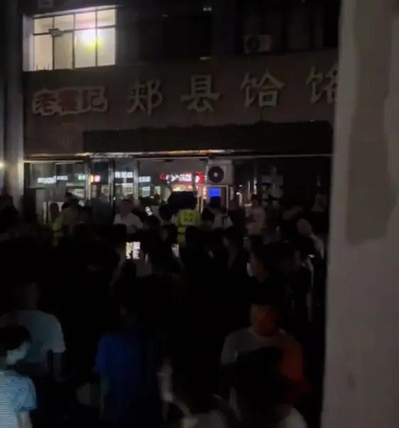 财富牛 “续面事件”面馆关灯关门，门口有大量群众围观